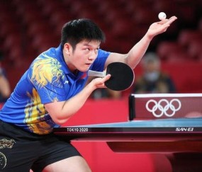 PP电子官网-《全民学乒乓发球篇》第2集：正手下旋发球动作要领及示范|马龙|樊振东|击球|旋转|击球点_新浪体育_新浪新闻