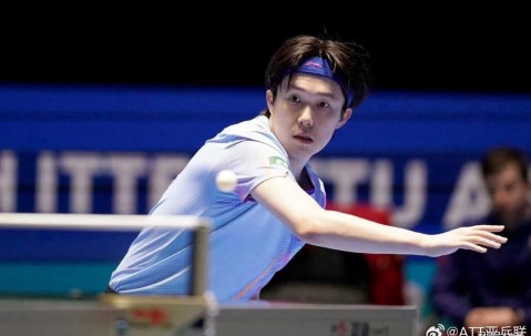 王楚钦2天2次发火！怒斥开闪光灯观众 手指对方：就是你 戴口罩的