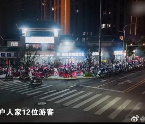PP电子官网-榕江村超赛三年升级国际赛事，11国球队绿茵竞技|地球村|村超赛场|村寨|门楣|赛场_新浪体育_新浪新闻